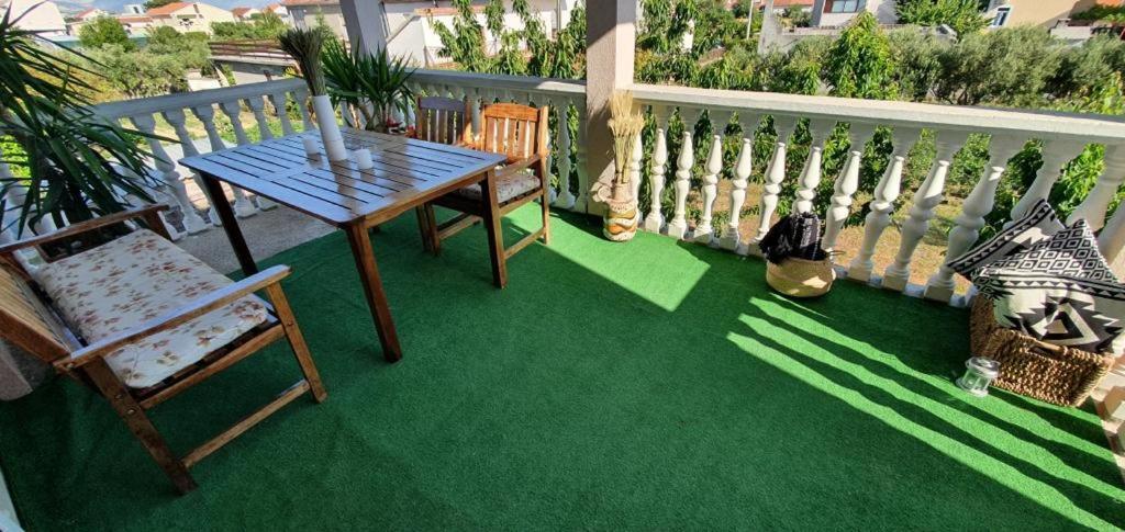 Three Bedroom Apartment Between Trogir And Split Kaštela エクステリア 写真